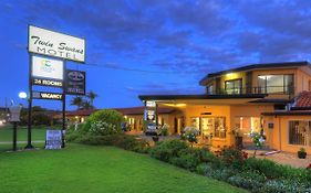 Twin Swans Motel